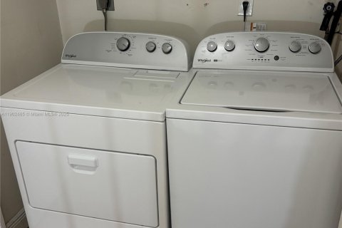 Casa en alquiler en Miami, Florida, 3 dormitorios, 181.35 m2 № 1953870 - foto 16