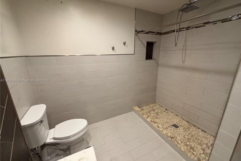 Casa en alquiler en Miami, Florida, 3 dormitorios, 181.35 m2 № 1953870 - foto 15