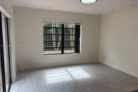 Casa en alquiler en Miami, Florida, 3 dormitorios, 181.35 m2 № 1953870 - foto 21