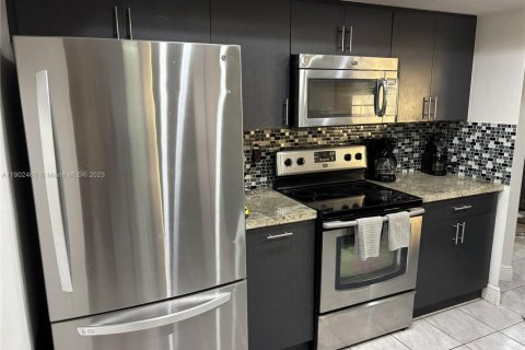 Casa en alquiler en Miami, Florida, 3 dormitorios, 181.35 m2 № 1953870 - foto 20