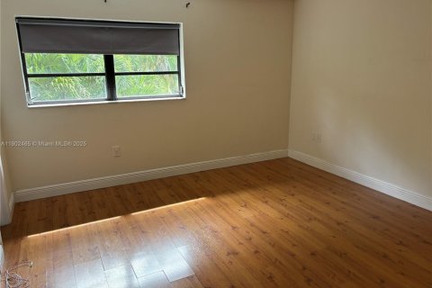 Casa en alquiler en Miami, Florida, 3 dormitorios, 181.35 m2 № 1953870 - foto 14