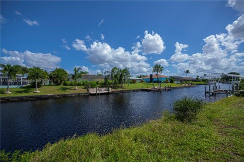 Terreno en venta en Cape Coral, Florida № 1950210 - foto 13