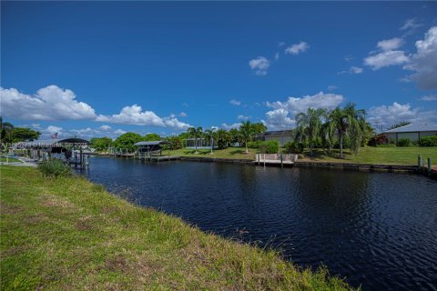 Terreno en venta en Cape Coral, Florida № 1950210 - foto 12