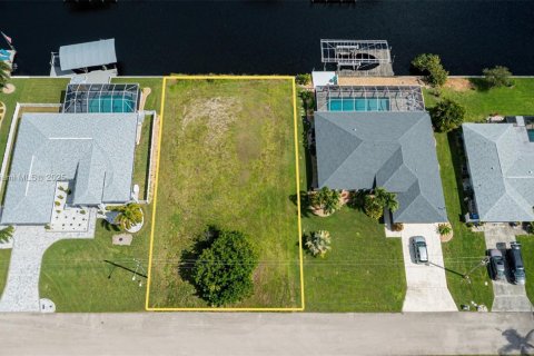 Terreno en venta en Cape Coral, Florida № 1950210 - foto 2