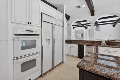 House in Cutler Bay, Florida 6 bedrooms, 438.22 sq.m. № 2075049 - photo 13