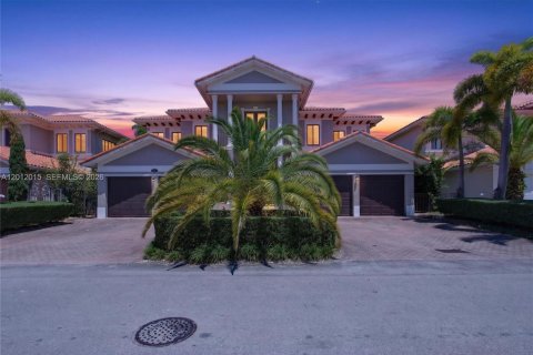 House in Cutler Bay, Florida 6 bedrooms, 438.22 sq.m. № 2075049 - photo 2