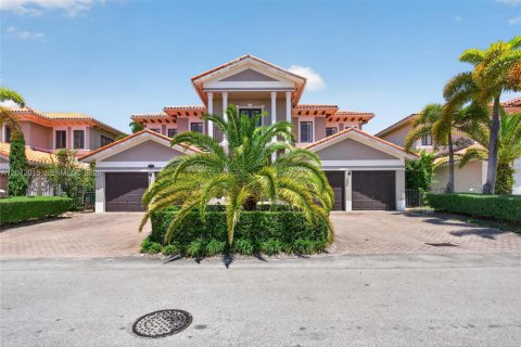 House in Cutler Bay, Florida 6 bedrooms, 438.22 sq.m. № 2075049 - photo 4