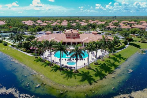 House in Cutler Bay, Florida 6 bedrooms, 438.22 sq.m. № 2075049