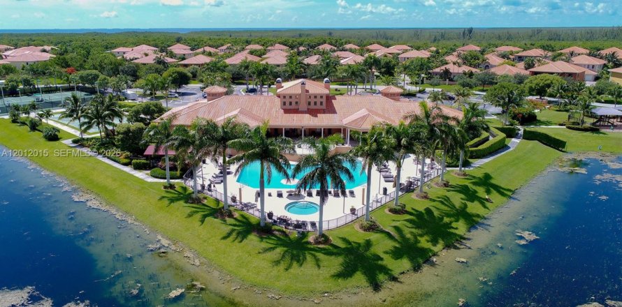House in Cutler Bay, Florida 6 bedrooms, 438.22 sq.m. № 2075049