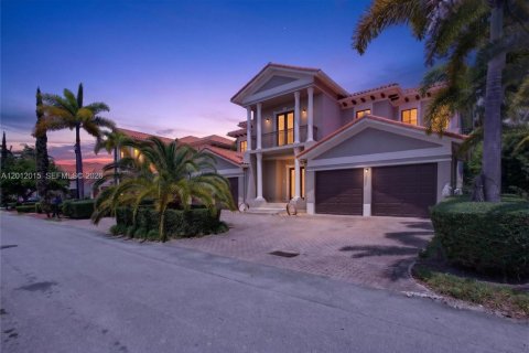 House in Cutler Bay, Florida 6 bedrooms, 438.22 sq.m. № 2075049 - photo 3