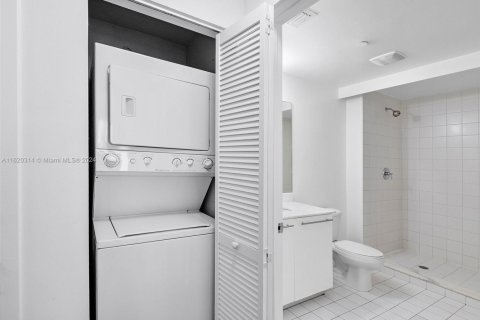Condo in Miami, Florida, 2 bedrooms  № 1867688 - photo 15