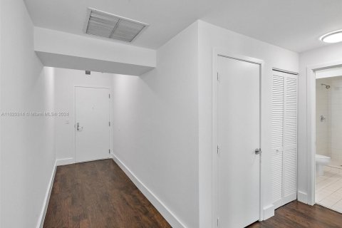 Condo in Miami, Florida, 2 bedrooms  № 1867688 - photo 8