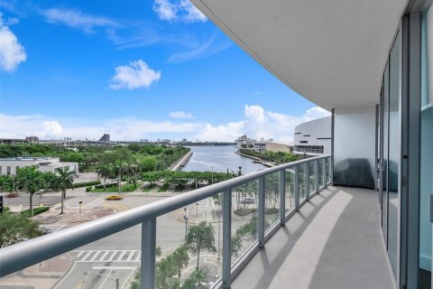 Condo in Miami, Florida, 2 bedrooms  № 1867688 - photo 1