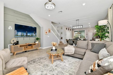 House in Davenport, Florida 5 bedrooms, 293.01 sq.m. № 1918485 - photo 4