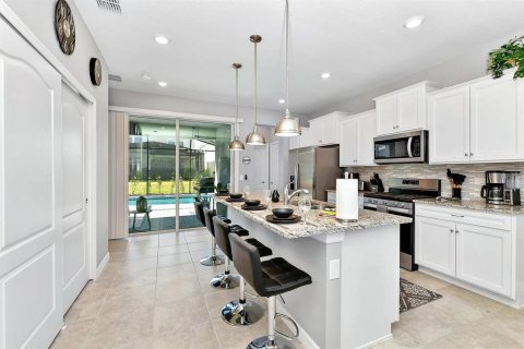 House in Davenport, Florida 5 bedrooms, 293.01 sq.m. № 1918485 - photo 20