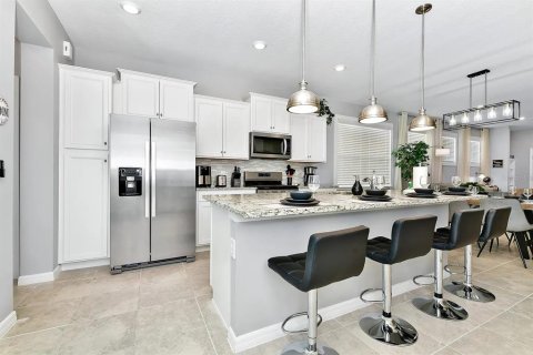 House in Davenport, Florida 5 bedrooms, 293.01 sq.m. № 1918485 - photo 12