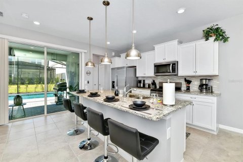 House in Davenport, Florida 5 bedrooms, 293.01 sq.m. № 1918485 - photo 14