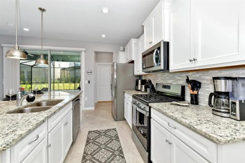 House in Davenport, Florida 5 bedrooms, 293.01 sq.m. № 1918485 - photo 15