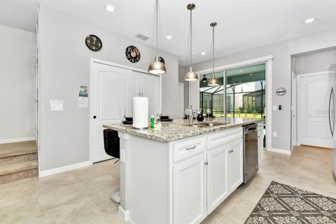 House in Davenport, Florida 5 bedrooms, 293.01 sq.m. № 1918485 - photo 10