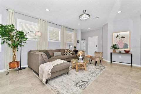 House in Davenport, Florida 5 bedrooms, 293.01 sq.m. № 1918485 - photo 3