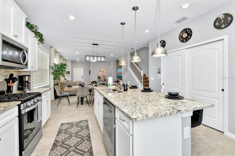 House in Davenport, Florida 5 bedrooms, 293.01 sq.m. № 1918485 - photo 11