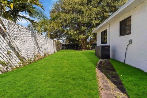 Villa ou maison à vendre à Hallandale Beach, Floride: 3 chambres, 157.84 m2 № 2025166 - photo 20