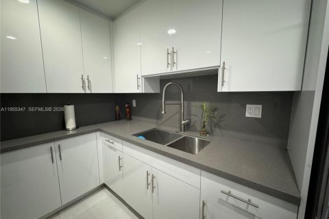 Condo in Miami, Florida, 2 bedrooms  № 2010179 - photo 16