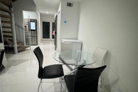 Condo in Miami, Florida, 2 bedrooms  № 2010179 - photo 28