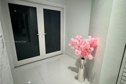 Condo in Miami, Florida, 2 bedrooms  № 2010179 - photo 24