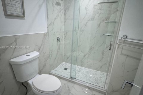 Condo in Miami, Florida, 2 bedrooms  № 2010179 - photo 7