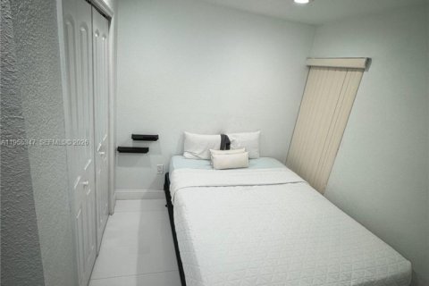 Condo in Miami, Florida, 2 bedrooms  № 2010179 - photo 20