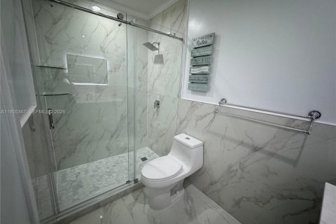 Condo in Miami, Florida, 2 bedrooms  № 2010179 - photo 6