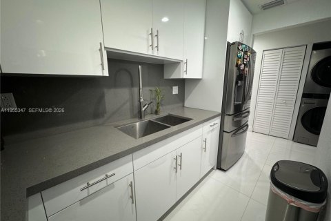 Condo in Miami, Florida, 2 bedrooms  № 2010179 - photo 17