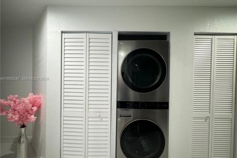 Condo in Miami, Florida, 2 bedrooms  № 2010179 - photo 25