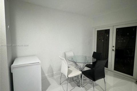 Condo in Miami, Florida, 2 bedrooms  № 2010179 - photo 27
