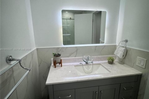 Condo in Miami, Florida, 2 bedrooms  № 2010179 - photo 4