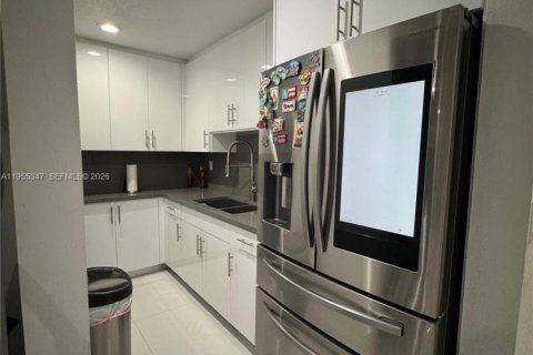 Condo in Miami, Florida, 2 bedrooms  № 2010179 - photo 15