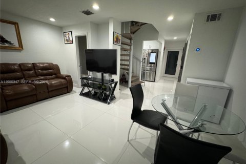 Condo in Miami, Florida, 2 bedrooms  № 2010179