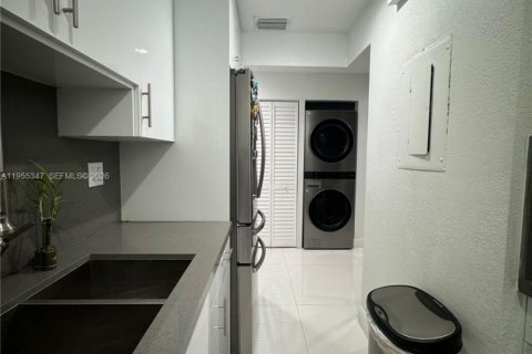 Condo in Miami, Florida, 2 bedrooms  № 2010179 - photo 18