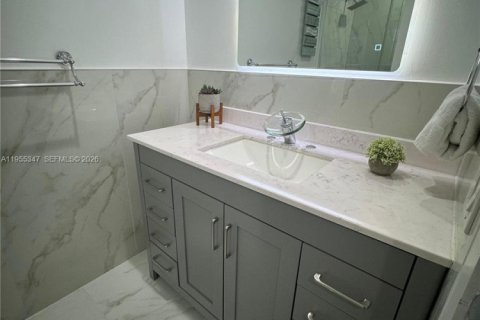 Condo in Miami, Florida, 2 bedrooms  № 2010179 - photo 3