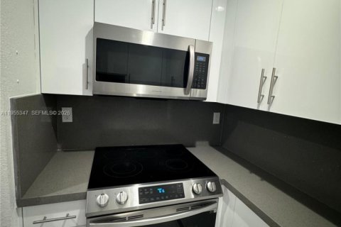 Condo in Miami, Florida, 2 bedrooms  № 2010179 - photo 13