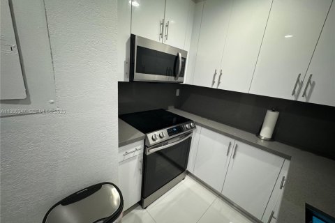 Condo in Miami, Florida, 2 bedrooms  № 2010179 - photo 12