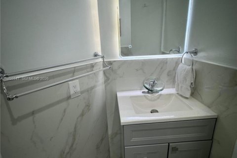 Condo in Miami, Florida, 2 bedrooms  № 2010179 - photo 8
