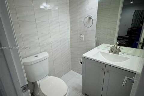 Condo in Miami, Florida, 2 bedrooms  № 2010179 - photo 9