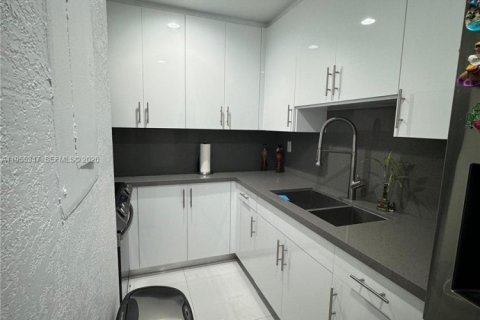 Condo in Miami, Florida, 2 bedrooms  № 2010179 - photo 14