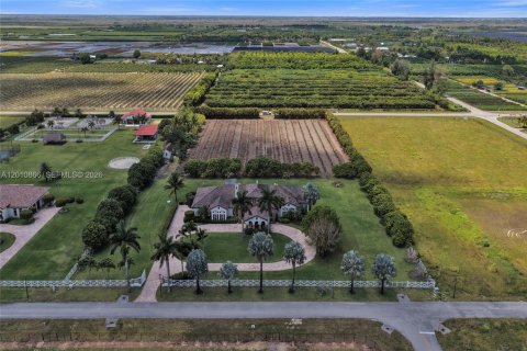 Villa ou maison à vendre à Homestead, Floride: 5 chambres, 510.68 m2 № 2076585 - photo 2