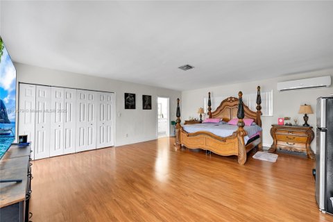 Casa en venta en Miami Gardens, Florida, 5 dormitorios, 244.7 m2 № 1948218 - foto 21