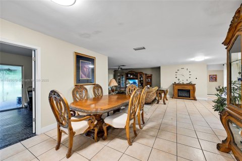 Casa en venta en Miami Gardens, Florida, 5 dormitorios, 244.7 m2 № 1948218 - foto 6