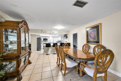 Casa en venta en Miami Gardens, Florida, 5 dormitorios, 244.7 m2 № 1948218 - foto 5
