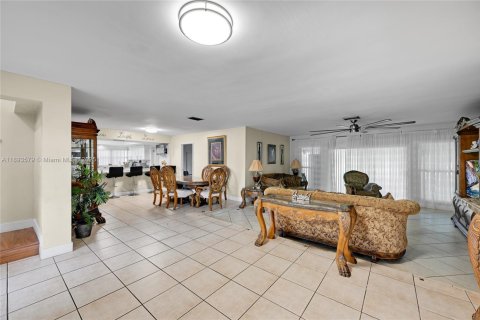 Casa en venta en Miami Gardens, Florida, 5 dormitorios, 244.7 m2 № 1948218 - foto 3